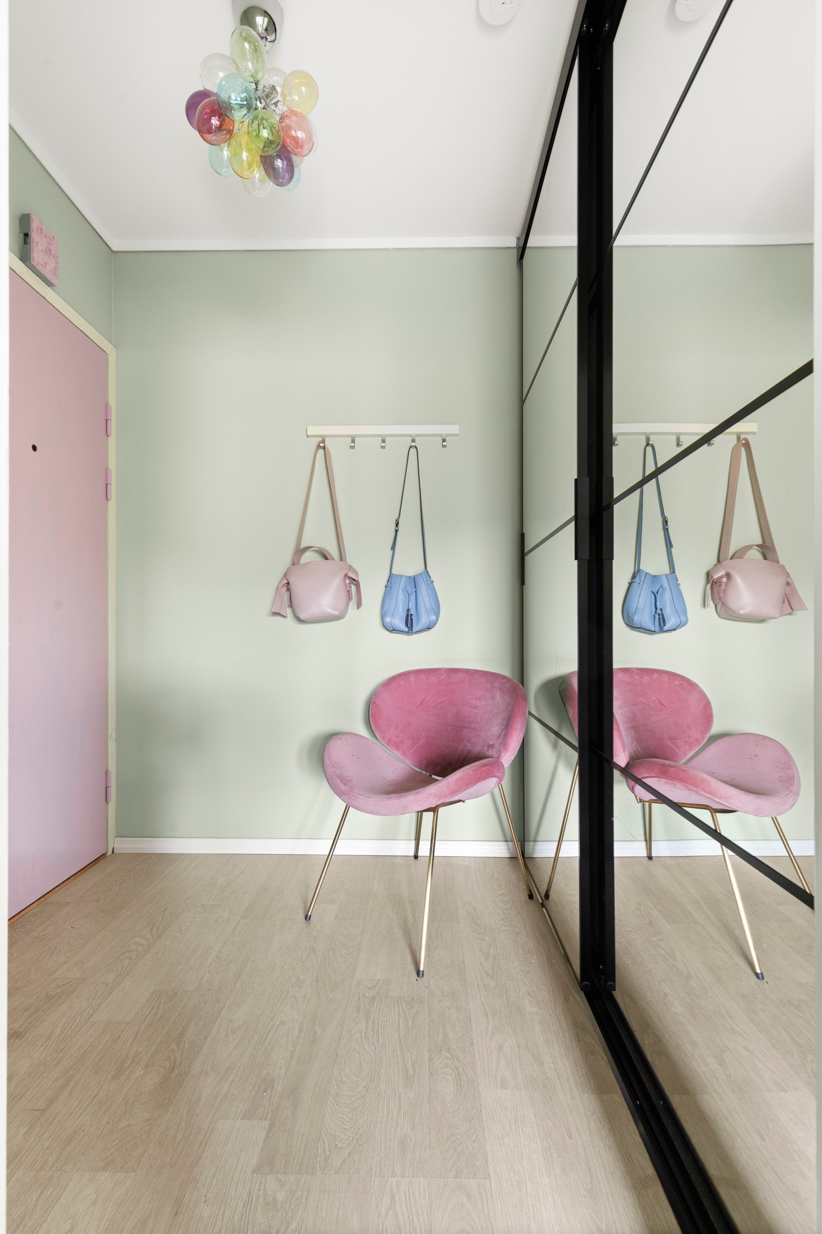 Innbydende entré med plass til yttertøy og skyvedørsgarderobe med speilfronter. Galleribilde