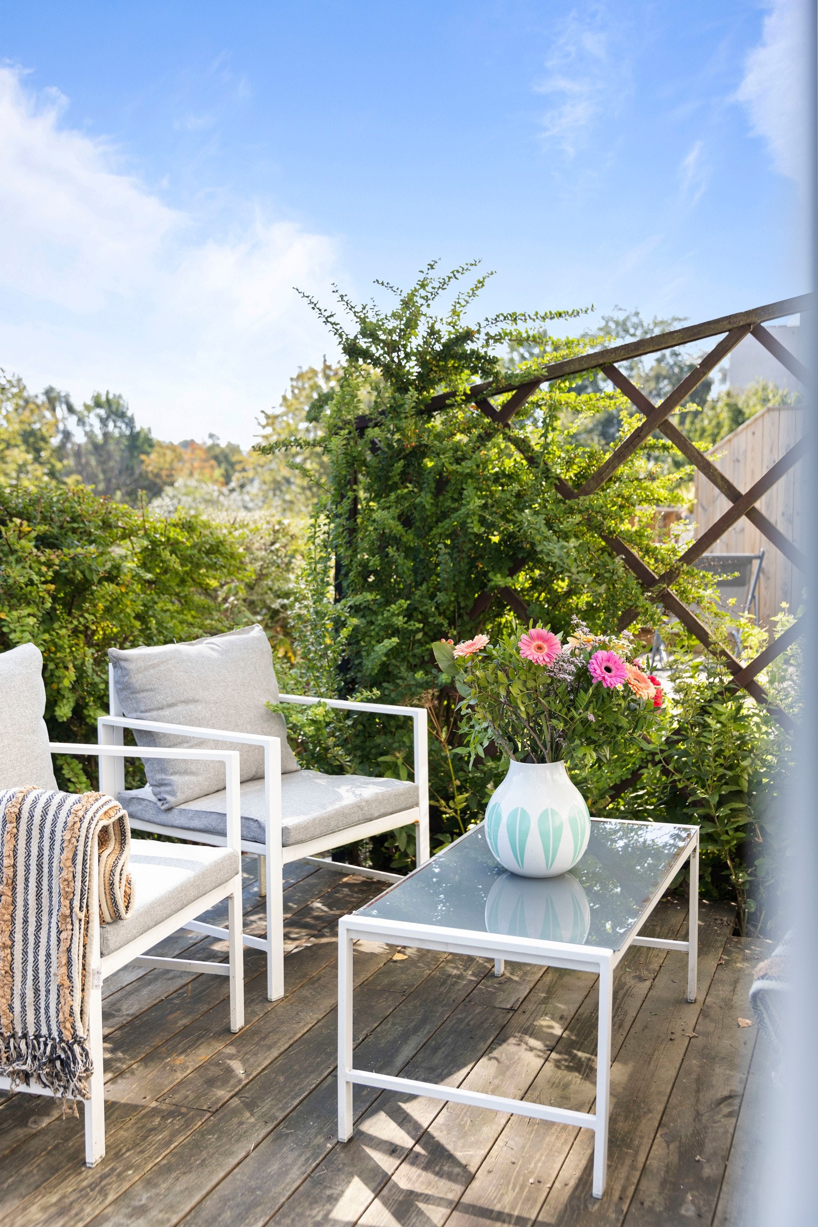 Uteplassen ligger frodig til med fantastisk utsyn og lite innsyn. Galleribilde