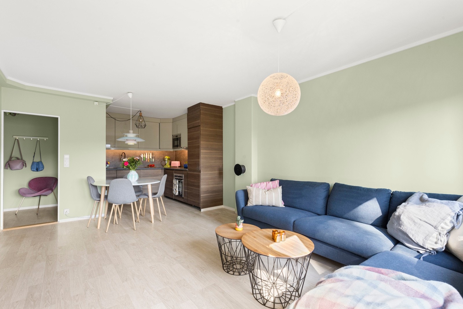 Åpen og sosial løsning med kjøkkenet. Overflatene i hele leiligheten ble helsparklet og malt i duse, tidsriktige farger i 2024. Galleribilde