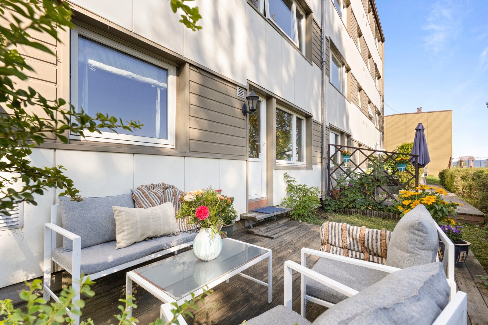 Det er god plass til stor sittegruppa, grill og ytterligere ønsket utemøblement. Galleribilde