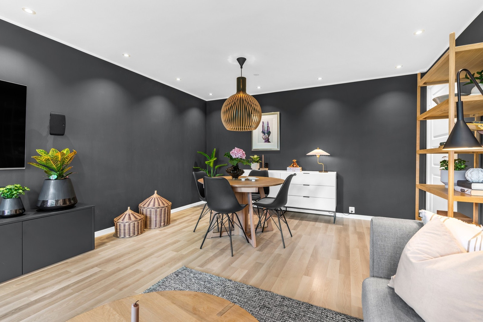 God plass for spisebord i det ene hjørnet av stuen Galleribilde