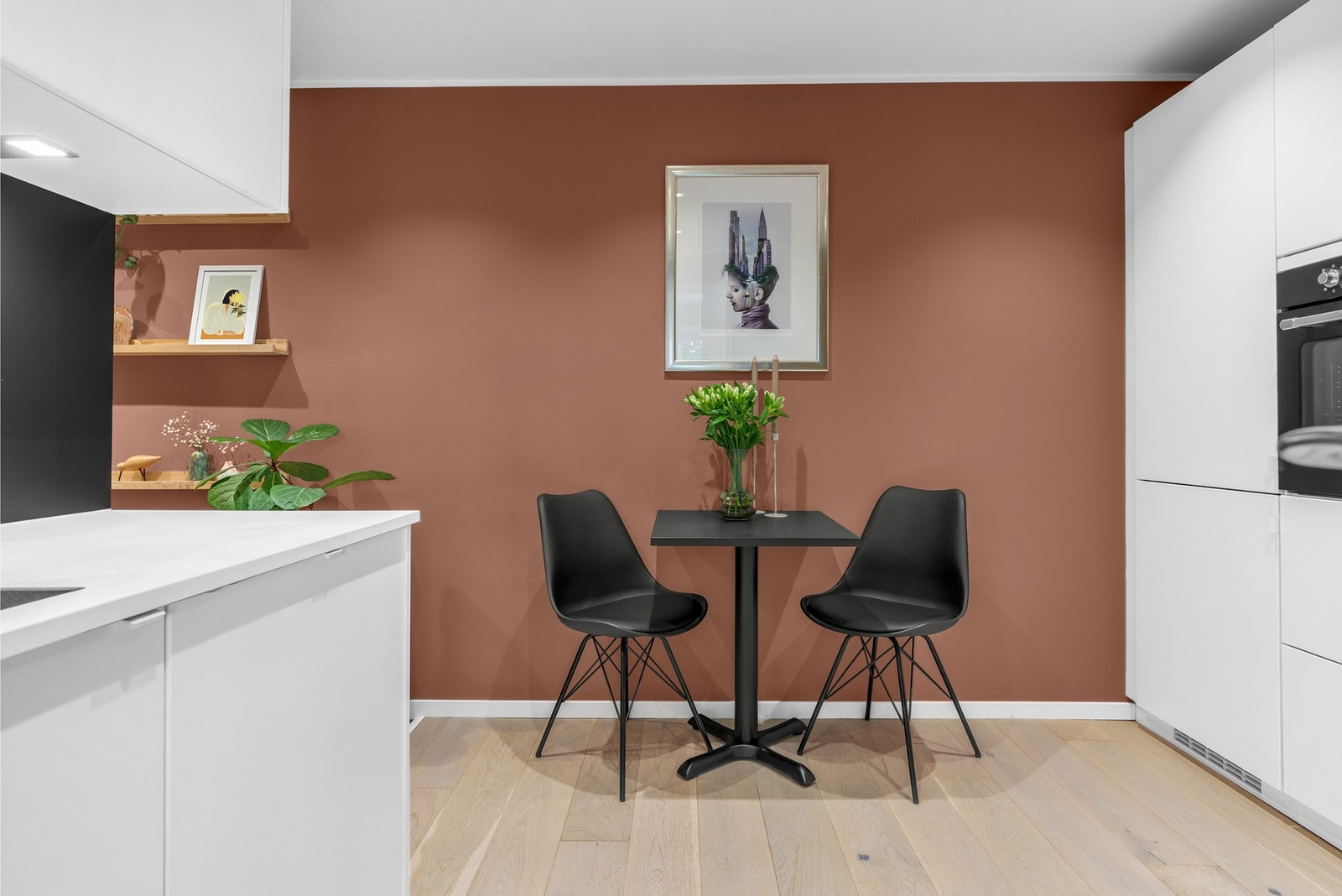 Det er plass til et lite spisebord for å nyte morgenkaffen Galleribilde
