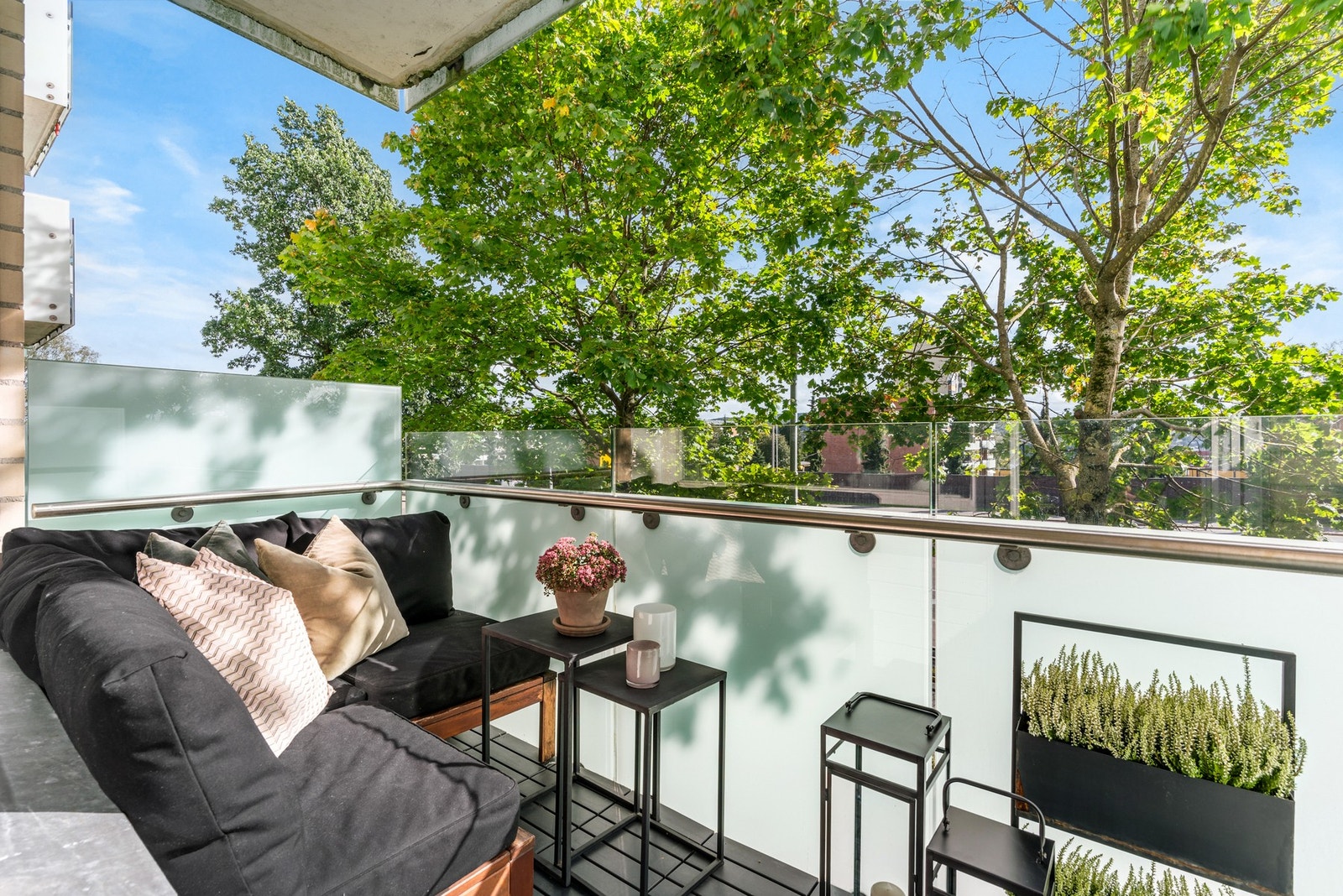Her er det plass for en liten sittegrupppe med bord Galleribilde