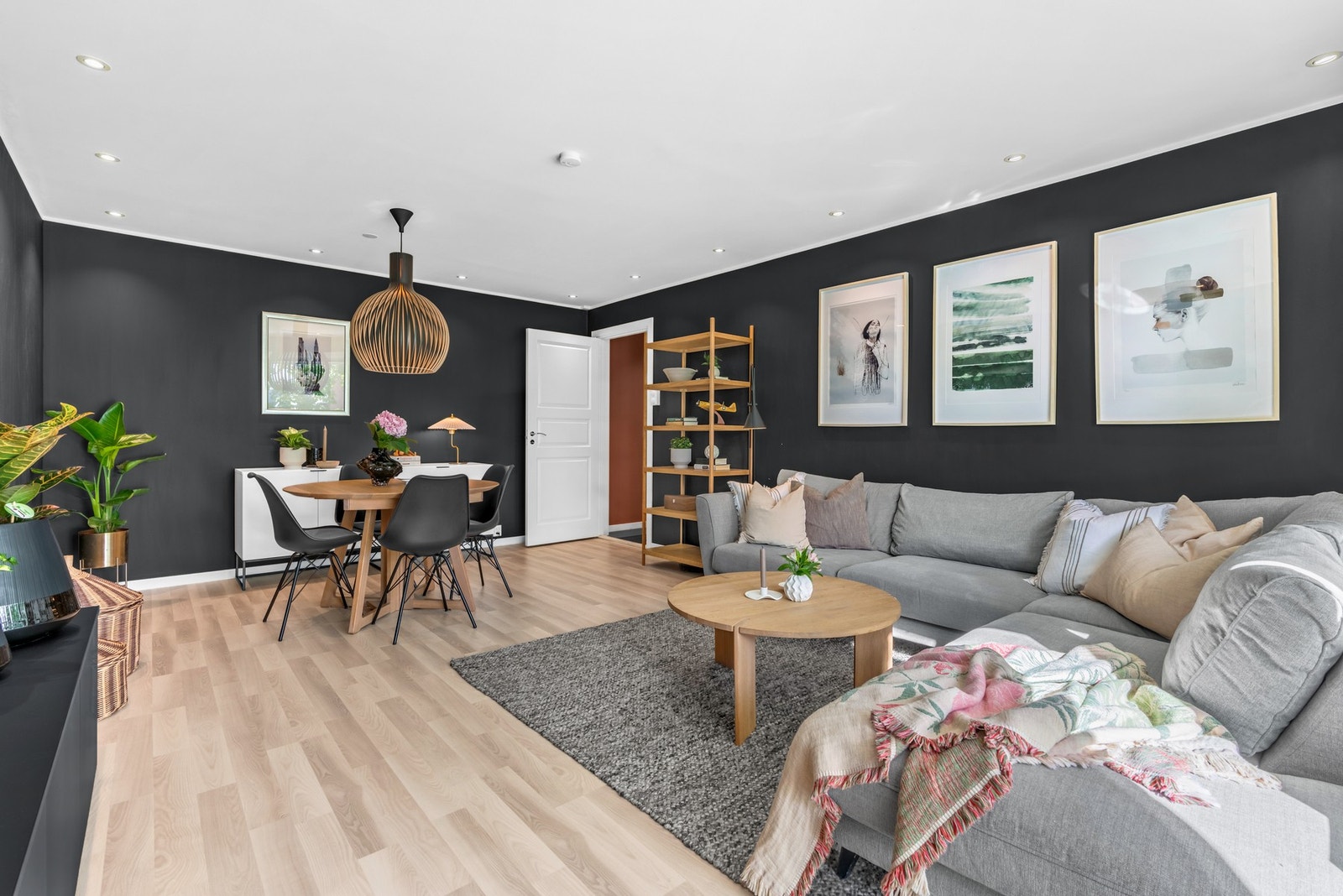 Det er laminat på gulv, malte, glatte veggflater og downlights i tak Galleribilde