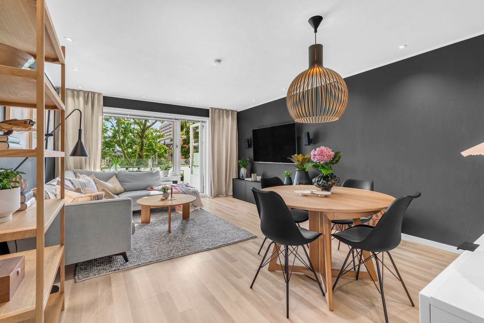 Stuen er utformet slik at den er lett å møblere, og her får du plass til stor sofa, spisebord og tv-løsning m.m Galleribilde