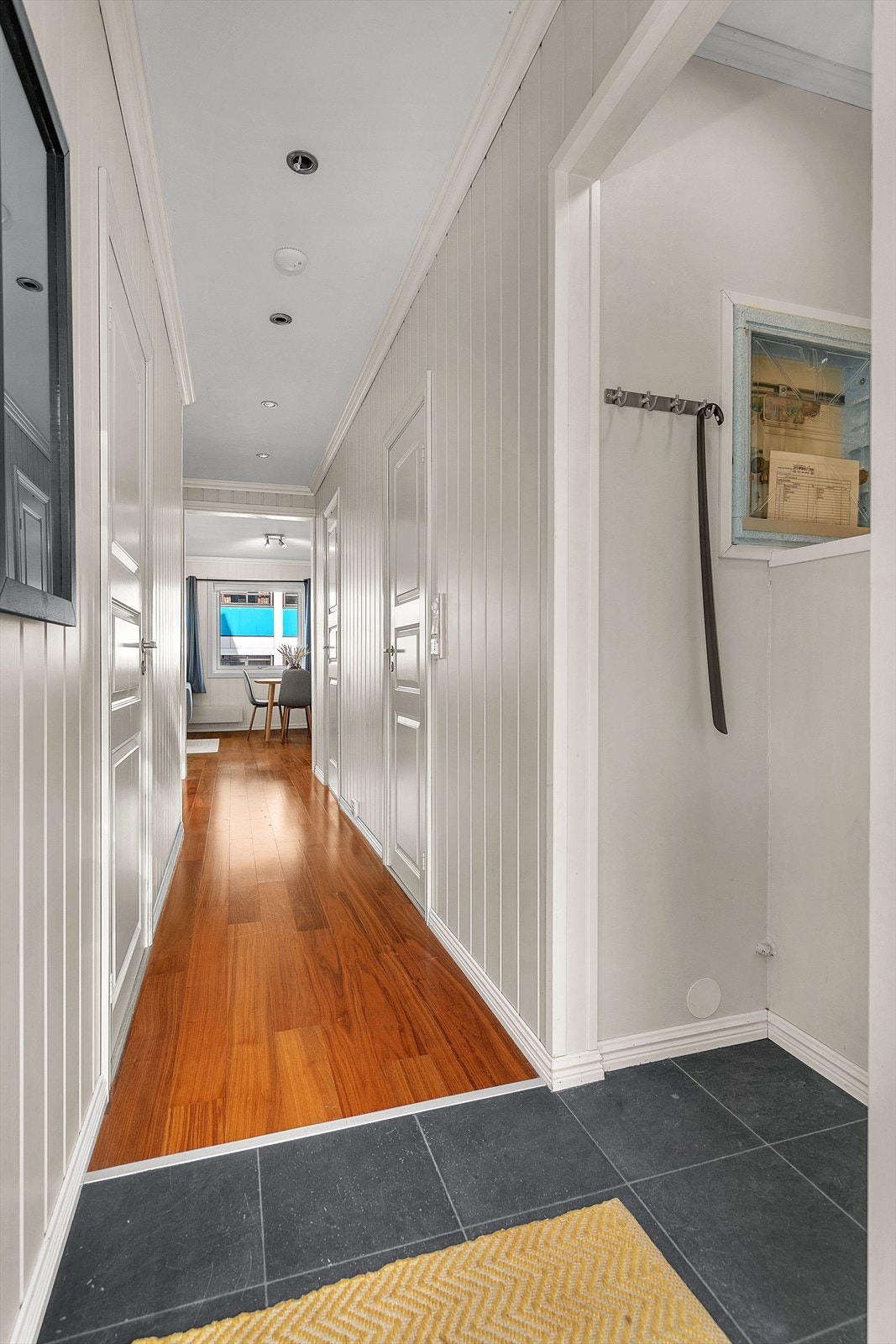 Velkommen inn - Praktisk entré med plass for oppheng av yttertøy. Galleribilde