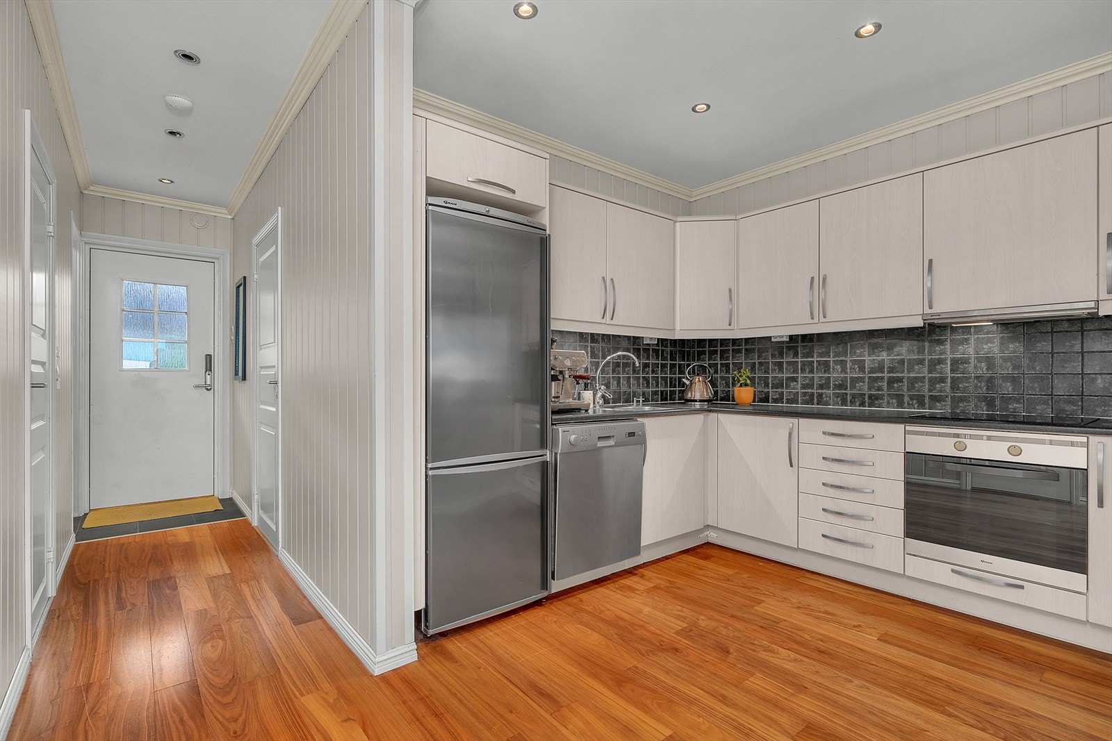 Leiligheten inneholder et romslig soverom, innvendig bod, bad, stue og kjøkken. Galleribilde