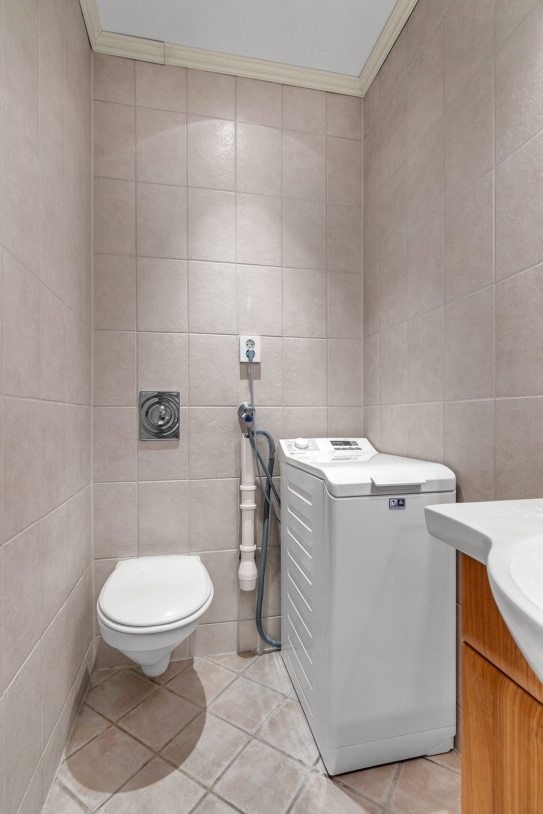 Badet er også utstyrt med vegghengt toalett og opplegg for vaskemaskin. Galleribilde