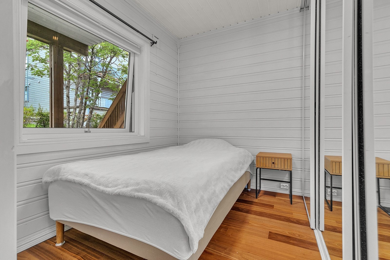 Soverom med god plass for dobbeltseng. Soverommet er utstyrt med en romslig skyvedørsgarderobe. Galleribilde