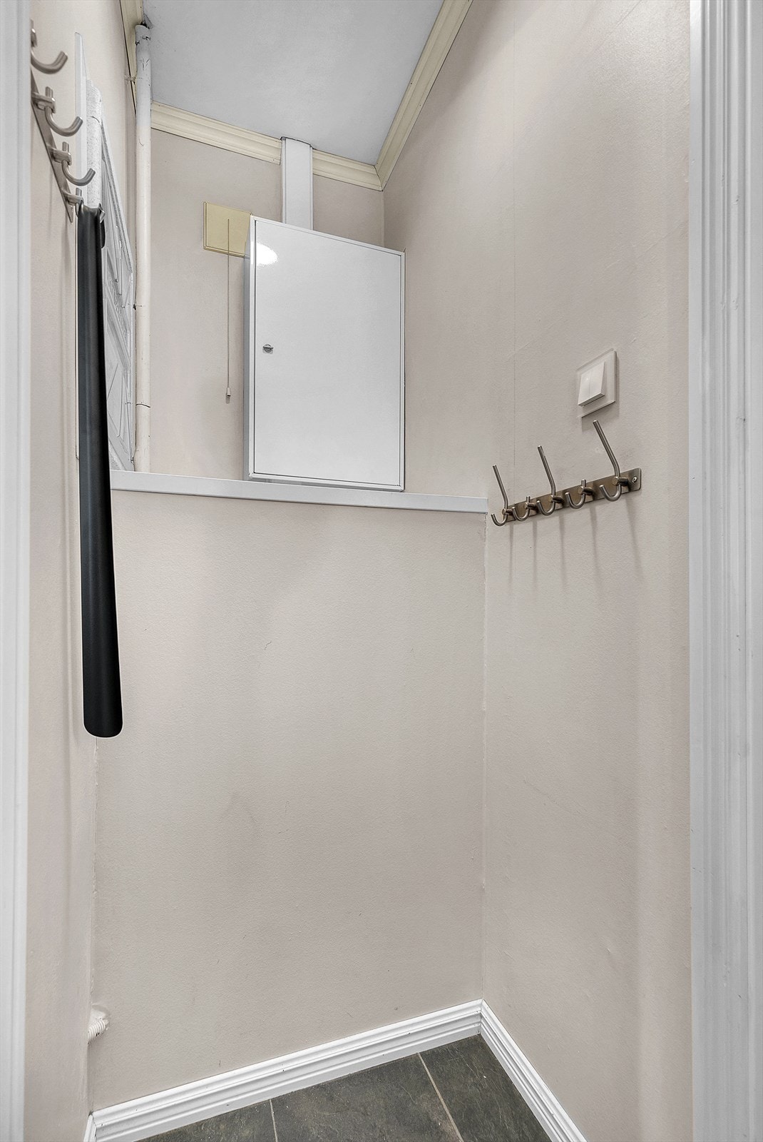 Praktisk bod/teknisk rom ved entré. Galleribilde