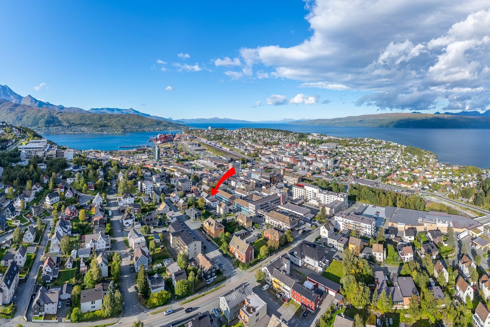 Det er umiddelbar nærhet til Oscarsborg videregående skole, samt ca. 10. minutters gange til UIT. Galleribilde