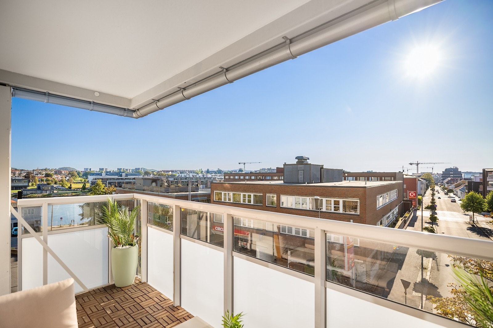 Leiligheten har en flott balkong fra 2021 på 7 kvm med frostet glass og utsikt mot Otra! Galleribilde