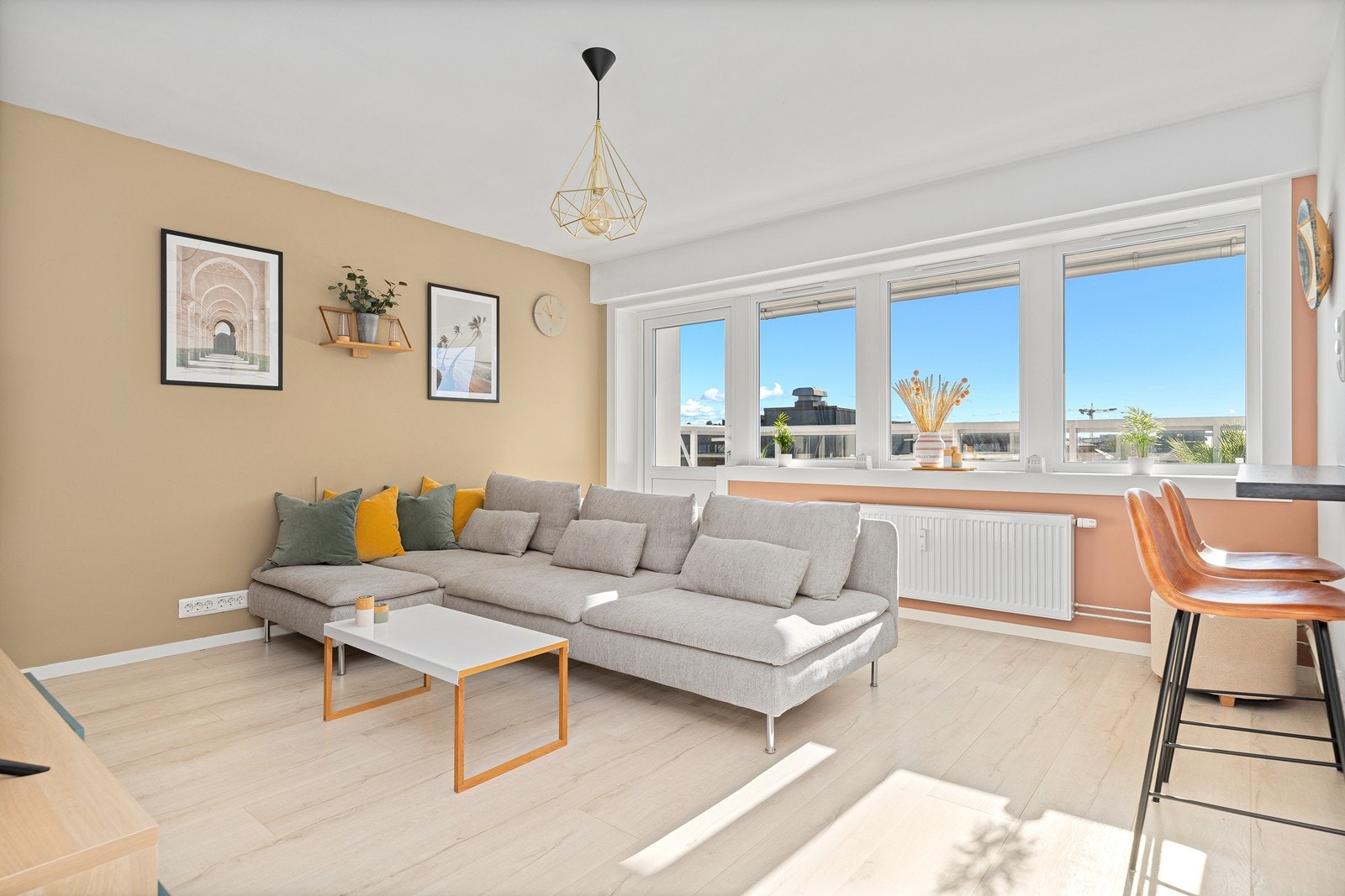 Stuen har god plass til sofagruppe og tv-seksjon! Galleribilde