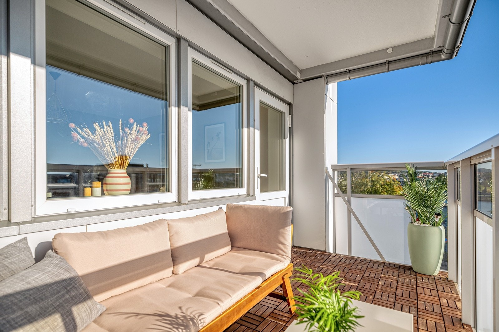 Her kan du nyte deilige og avslappende dager! Det er også mulig å få hageslange ut til balkongen som er meget praktisk for spyling og renhold av balkong. Galleribilde