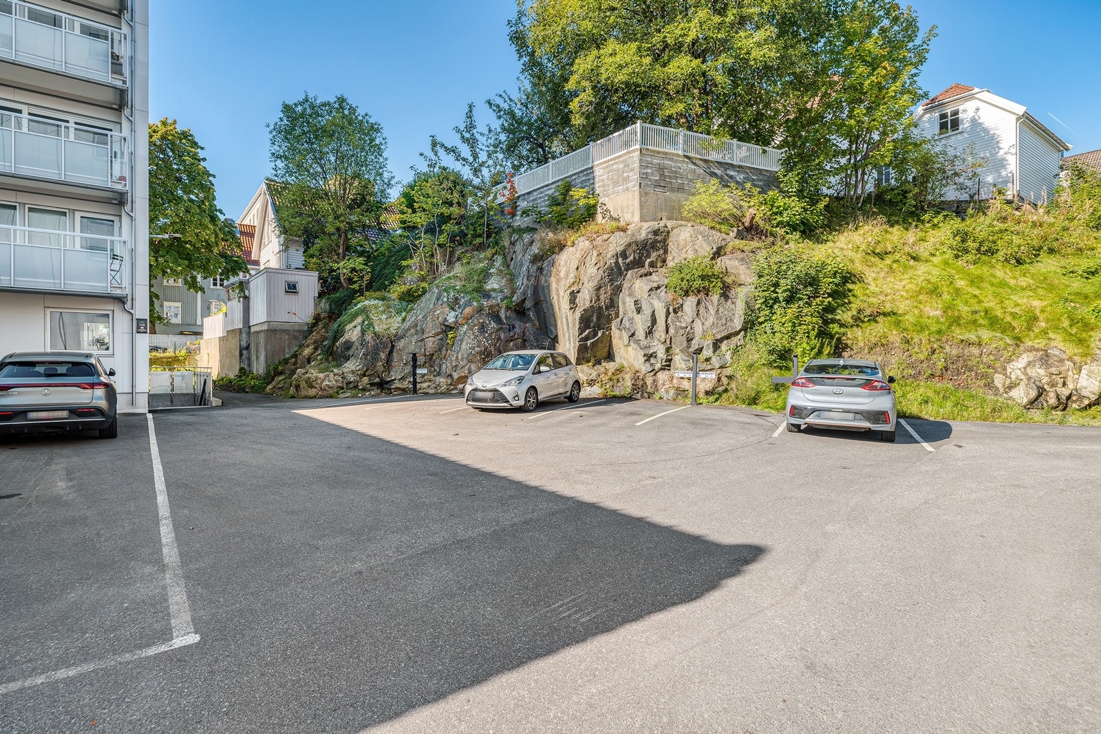 Det er parkeringsplasser på borettslagets eiendom. Disse fordeles etter ansiennitet (eiertid) i blokken. Galleribilde