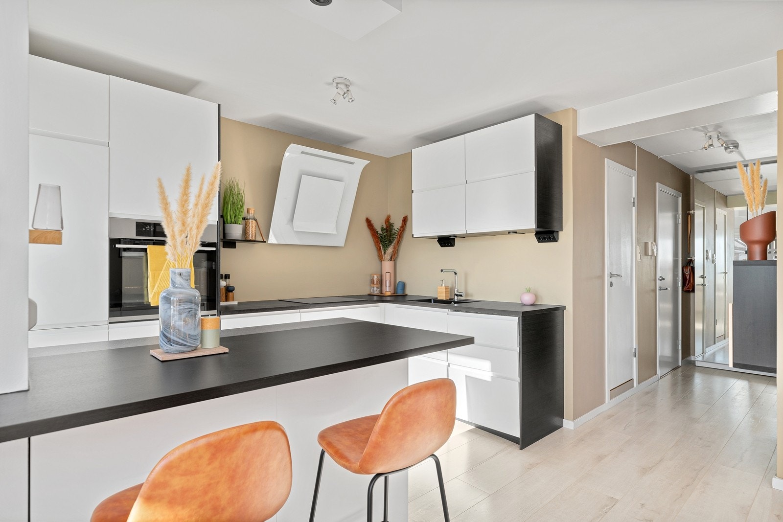 Det er godt med skap- og benkeplass, og kjøkkenet har også underlimt vask. Her er alle løsninger gjort så praktisk som mulig! Galleribilde