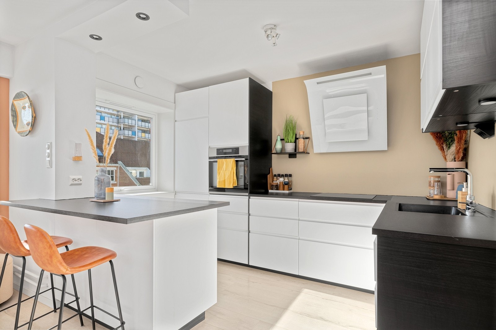 Det medfølger integrerte hvitevarer som kjøleskap/frys, oppvaskmaskin, steketopp og stekeovn som er plassert praktisk til i høyskap. Galleribilde