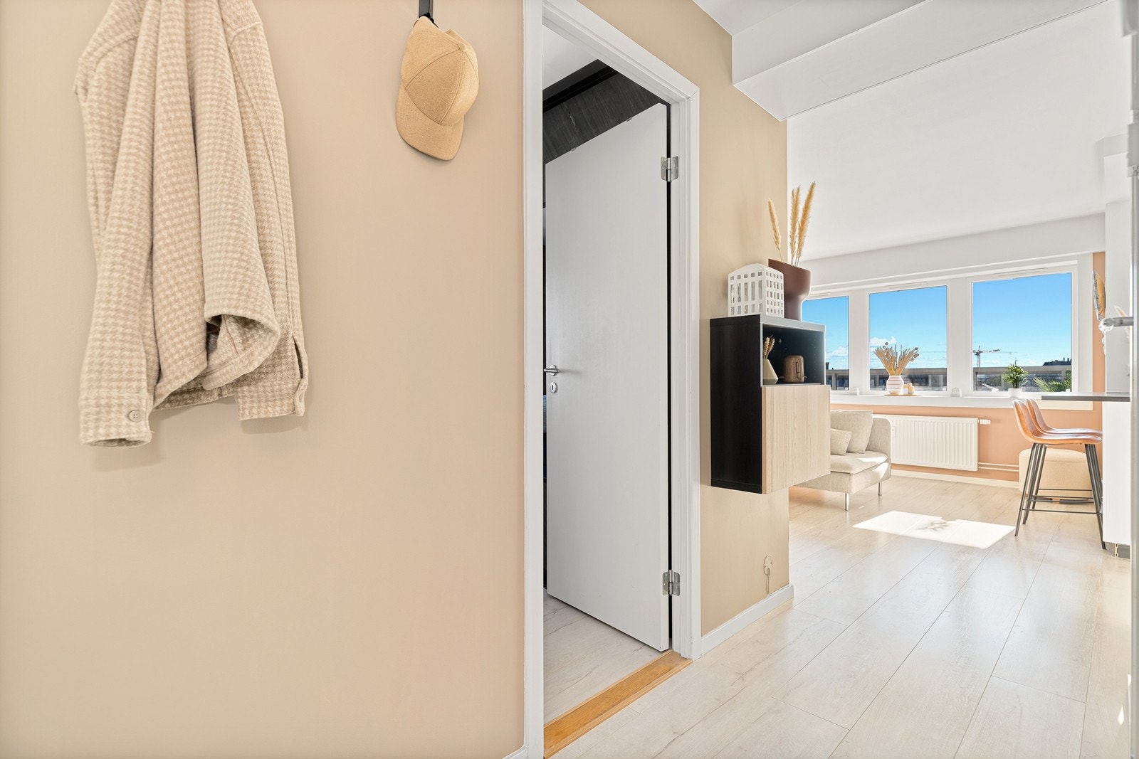 I gangen er det oppheng til yttertøy. Galleribilde