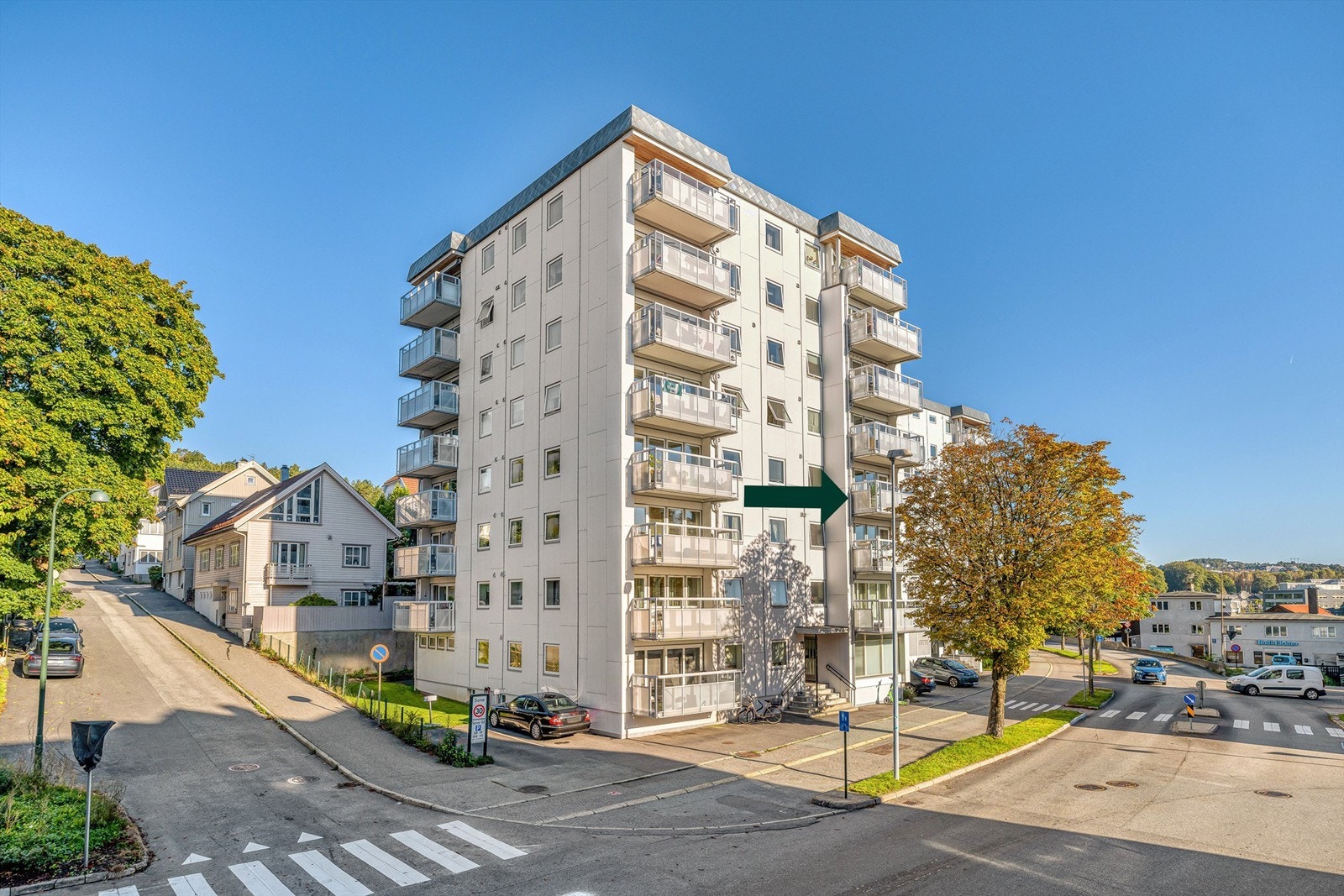 Leiligheten ligger plassert i 4.etg med heis. Videre kan du nyte denne utsikten fra balkongen ... Galleribilde