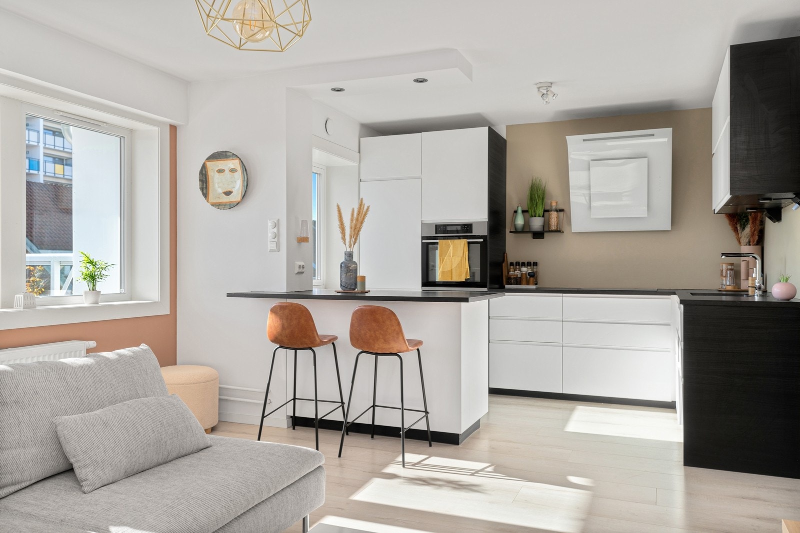 Med den flotte kjøkkenøyen skapes det en naturlig sonedeling av rommet. Kjøkkenøyen fungerer også som spisebord og det er plass til flere stoler rundt. Galleribilde