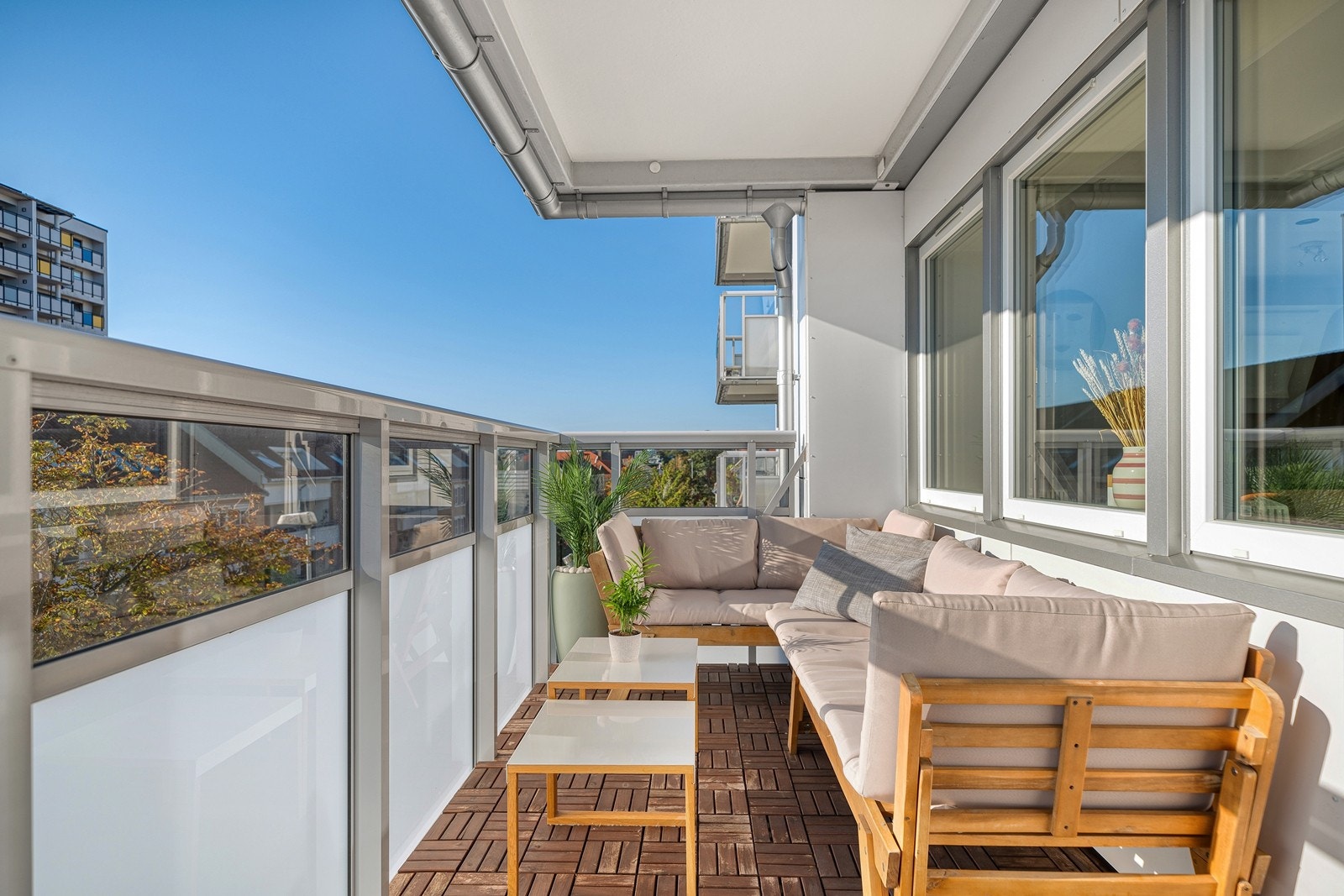 Nåværende eier har lagt gulvplater som er ment for utendørs bruk, og som gjør renhold meget enkelt. Disse kan enkelt klikkes av. Galleribilde