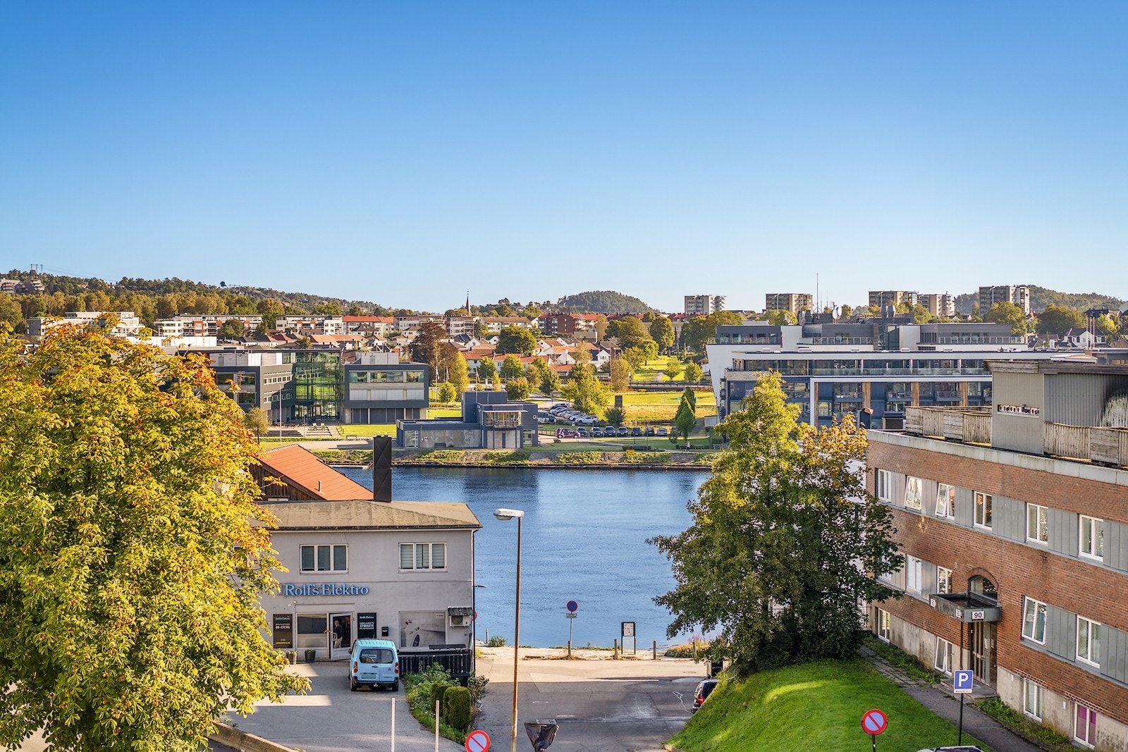 I tillegg får du en meget flott utsikt mot Otra. Galleribilde