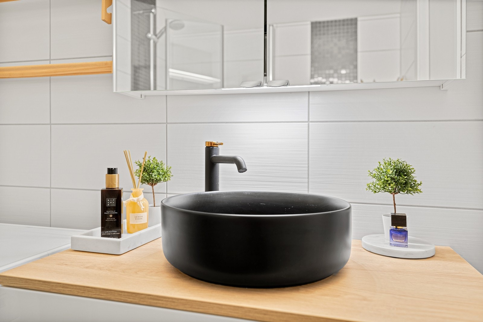 Nåværende eier har byttet benkeplaten og satt inn en flott og moderne bollevask som gir det lille ekstra. Galleribilde