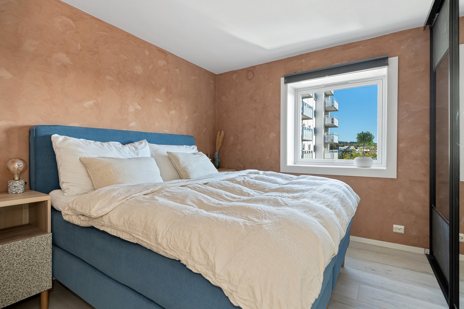 Soverommet er romslig med plass til dobbeltseng og tilhørende møblement. Soverommet er malt med kalkmaling og har en lun farge. Galleribilde