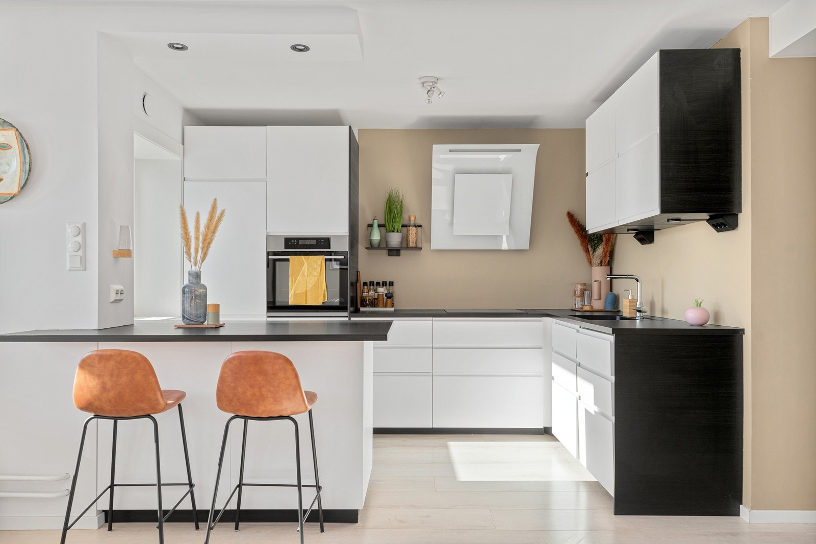 Kjøkkenet er meget lekkert og har en minimalistisk og moderne innredning fra IKEA. Galleribilde