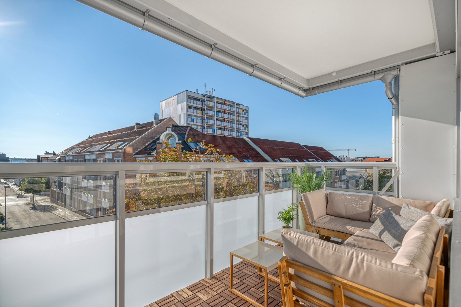 Fra stuen er det utgang til balkongen som oppleves luftig og tilbaketrukket. Galleribilde