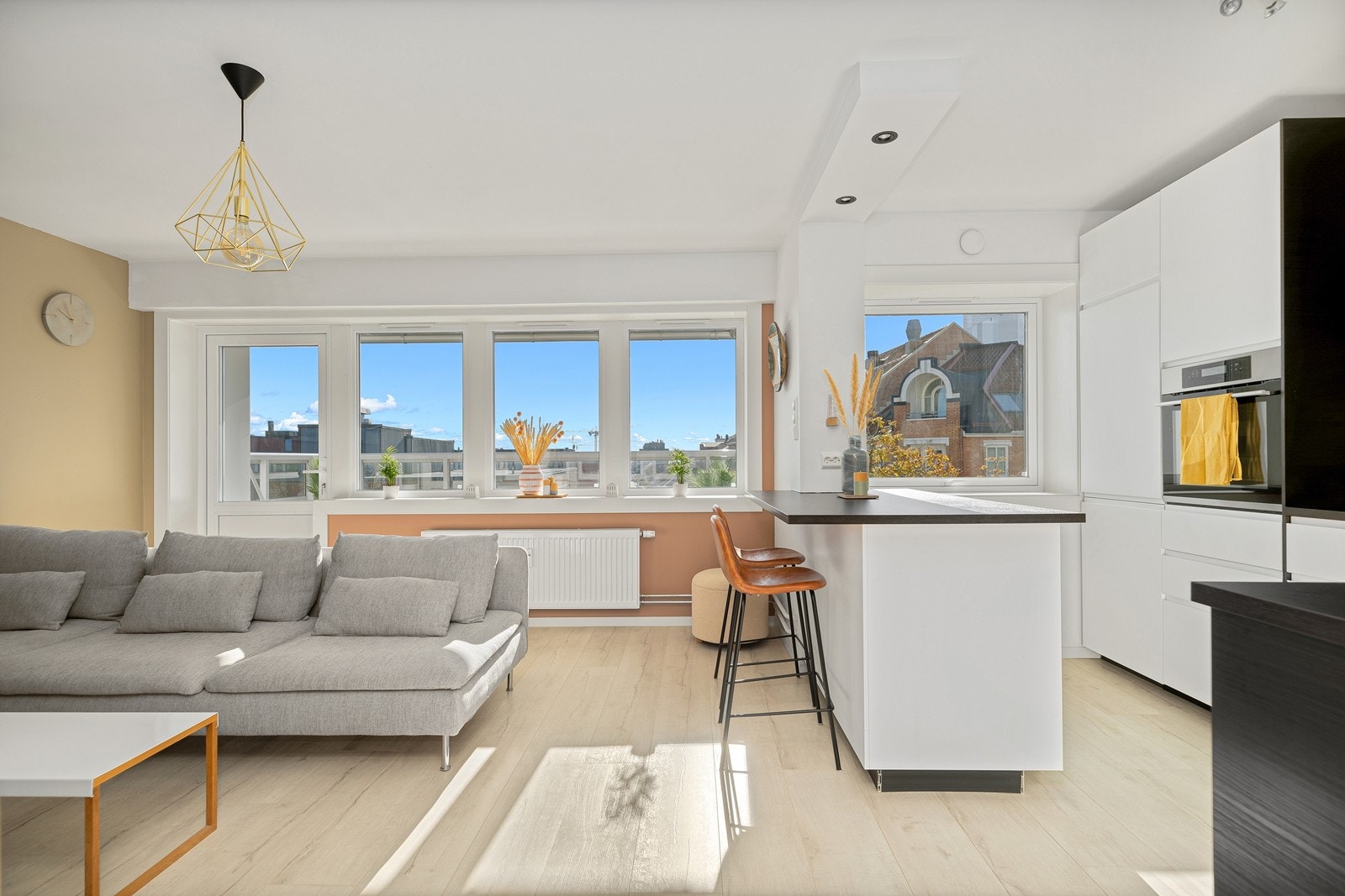 Stuen har gode vindusflater (også byttet i 2021) som gir godt med naturlig lys og skaper en flott atmosfære. Galleribilde