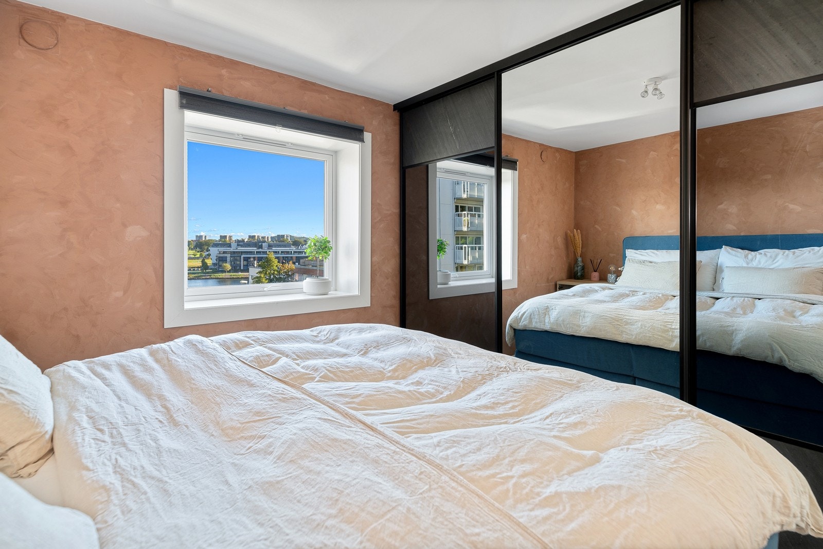 Lang den andre veggen får du en romslig skyvedørsgarderobe med PAX-innredning bak. Veggen er målt til 3.18 meter så her er det godt med oppbevaringsplass. Galleribilde