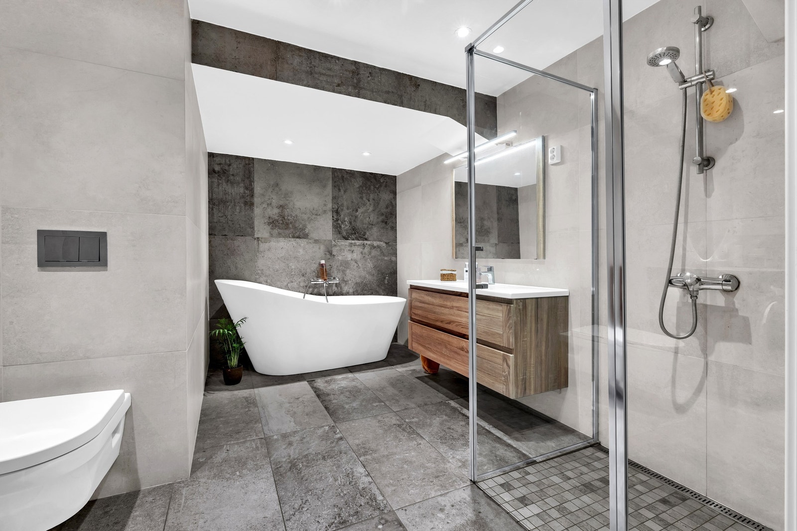 Badet er holdt i samme stil som resten av leiligheten og har et herlig badekar for ekstra velvære og nytelse Galleribilde