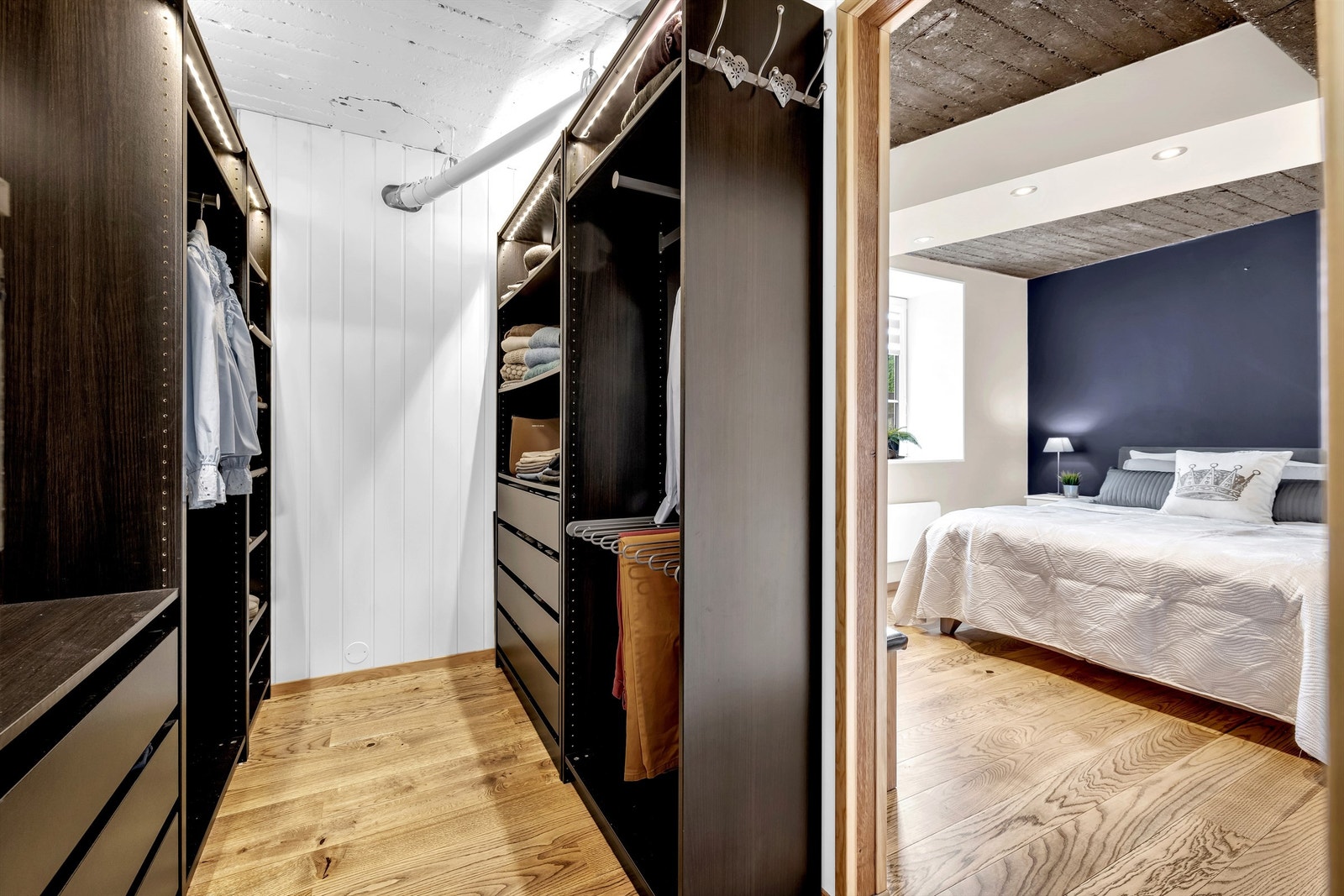 Omkledningsrom (wic) i tilknytning til hovedsoverommet. Galleribilde