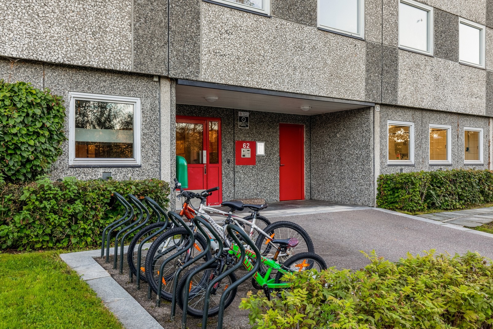 Sykkelparkering like utenfor. Galleribilde