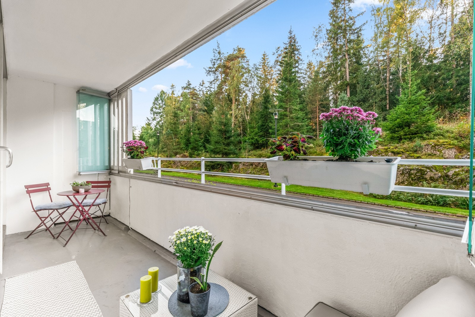 Stuen har direkte utgang til en innglasset balkong. Galleribilde