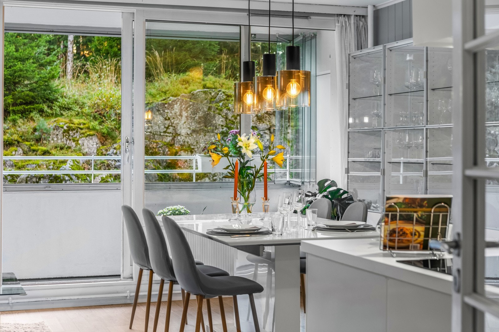Stuens størrelse og utforming gir deg friheten til å innrede med både sofa og spisegruppe. Galleribilde