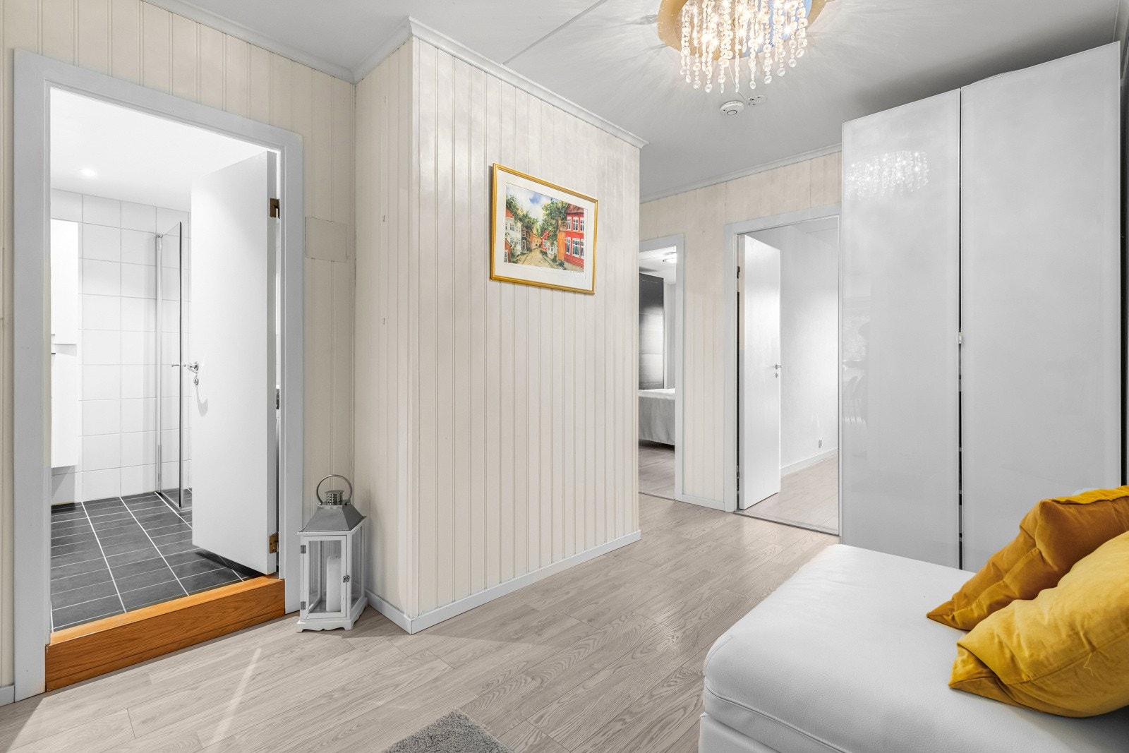 praktisk og romslig entré Galleribilde