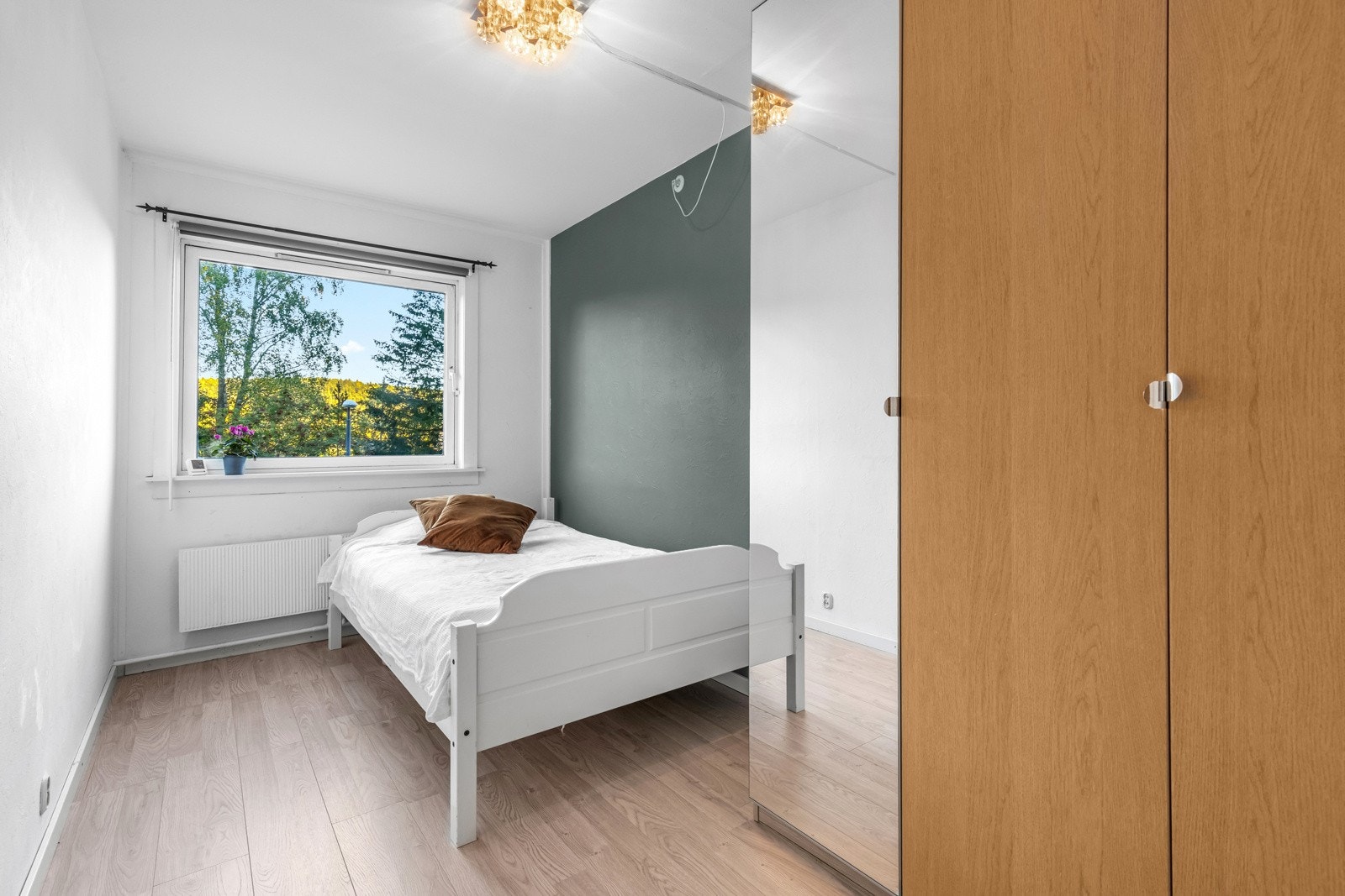 Soverom 2 har varmefolie under det laminatbelagte gulvet. Galleribilde