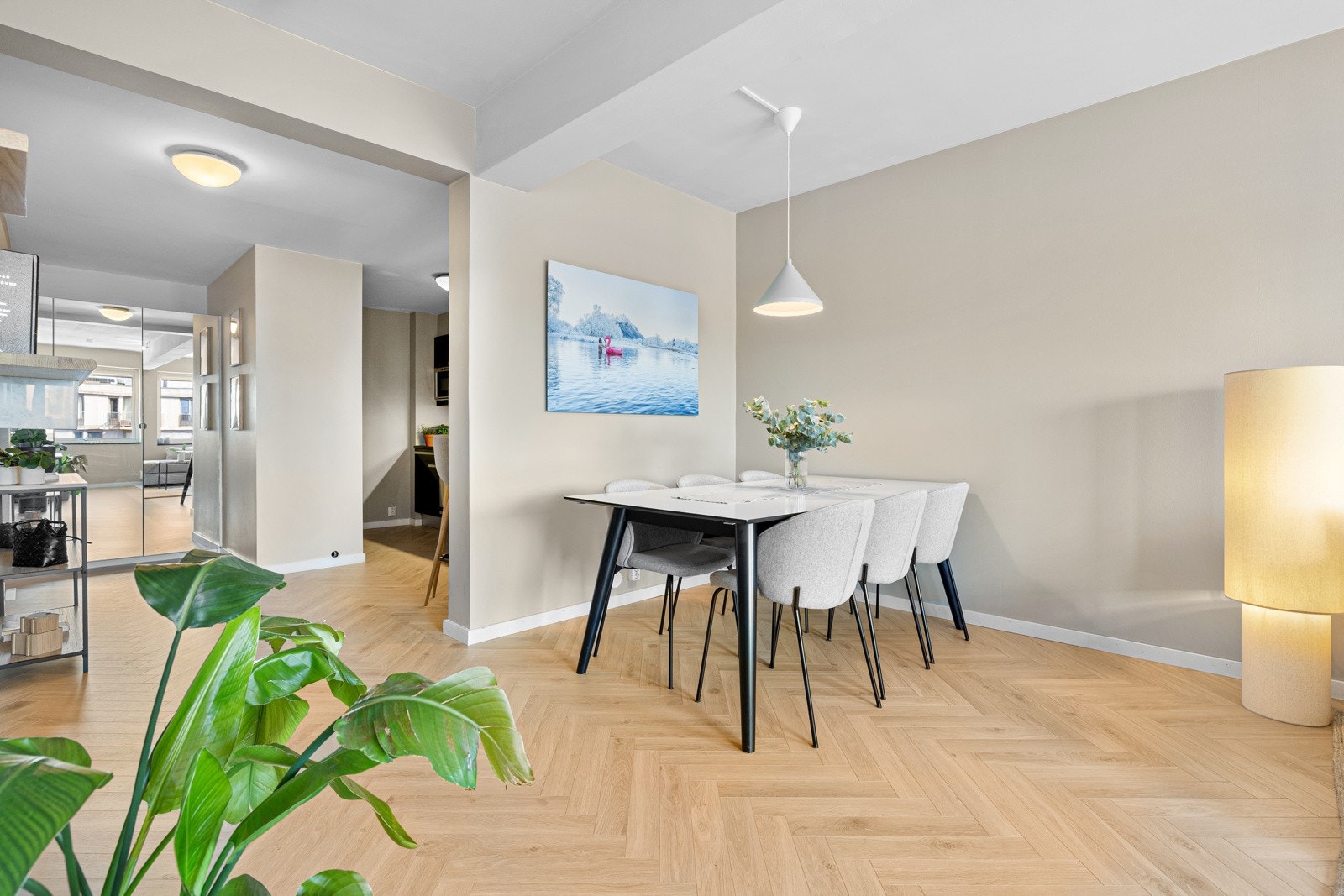 Meget god internbeliggenhet, høyt og fritt i 6. etasje med heisadkomst. Galleribilde