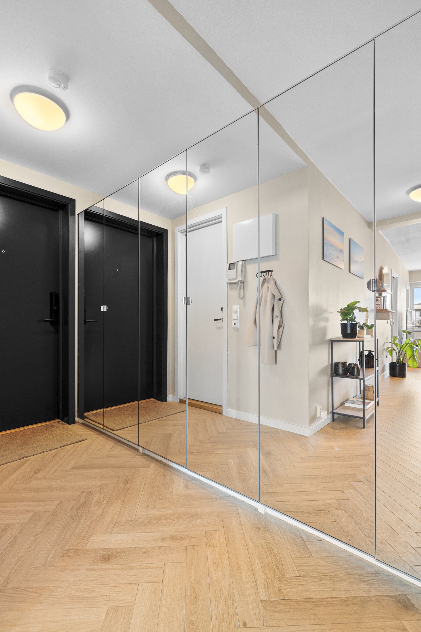 Lys og innbydende entré med stor garderobeinnredning. Galleribilde