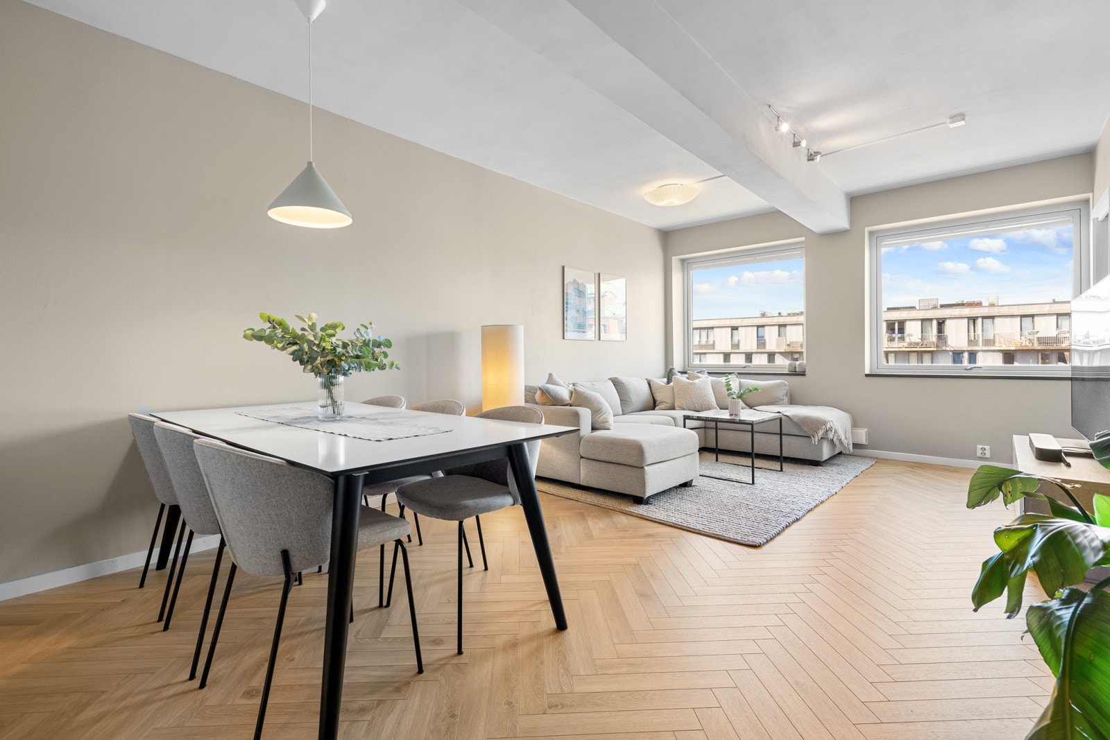 Leiligheten har en meget sentral og attraktiv beliggenhet på nedre del av Grünerløkka med umiddelbar nærhet til ''alt''. Galleribilde