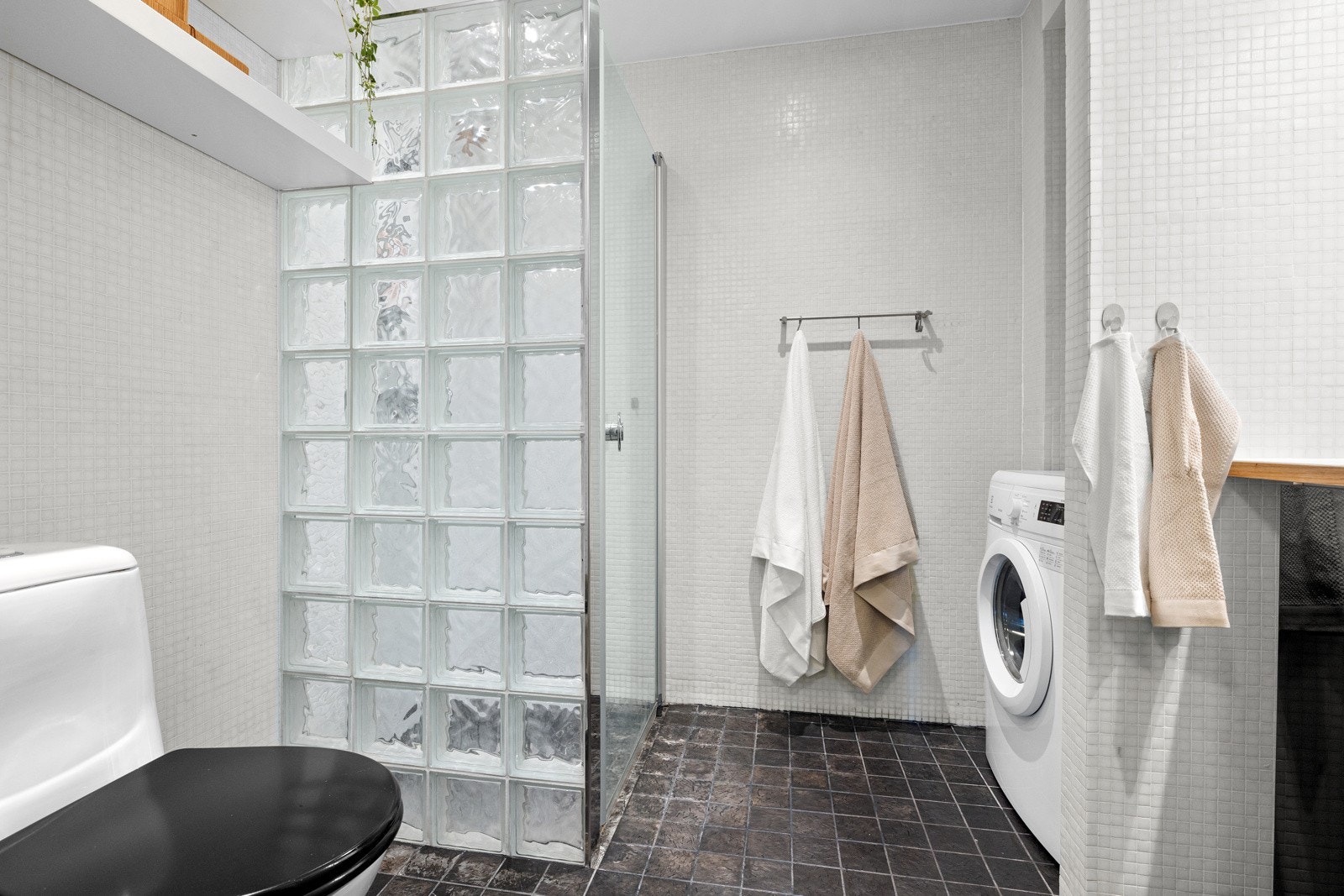 Delikat flislagt bad med gulvvarme. Opplegg for vaskemaskin. Galleribilde