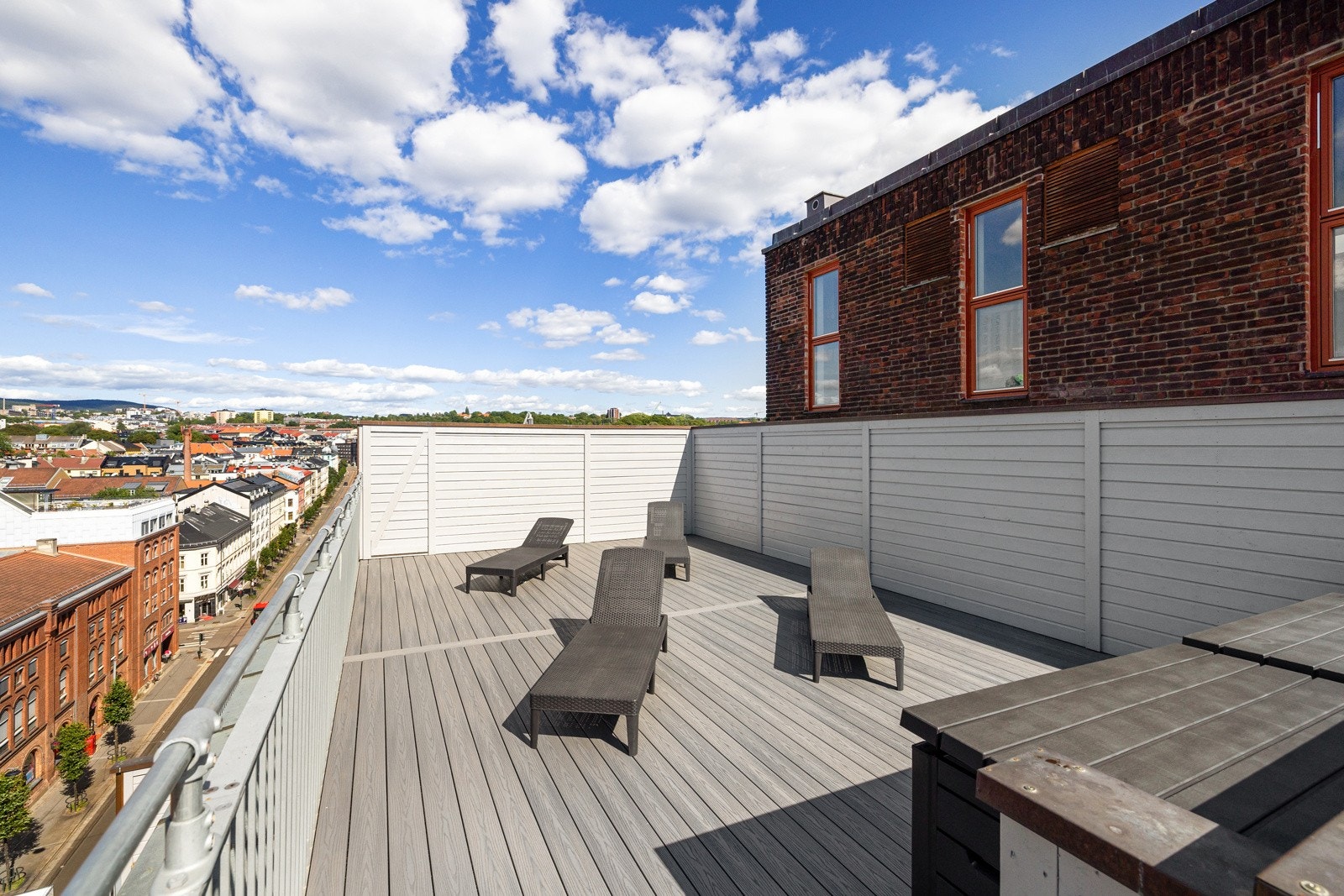 Stillesone med solsenger på felles takterrasse. Galleribilde