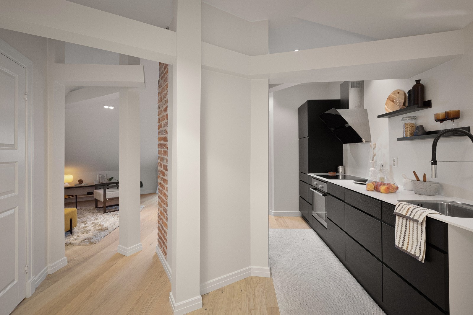 Bygården er fra sent 1800-tall, og det klassiske møter det moderne. Synlige takbjelker liker vi! Galleribilde