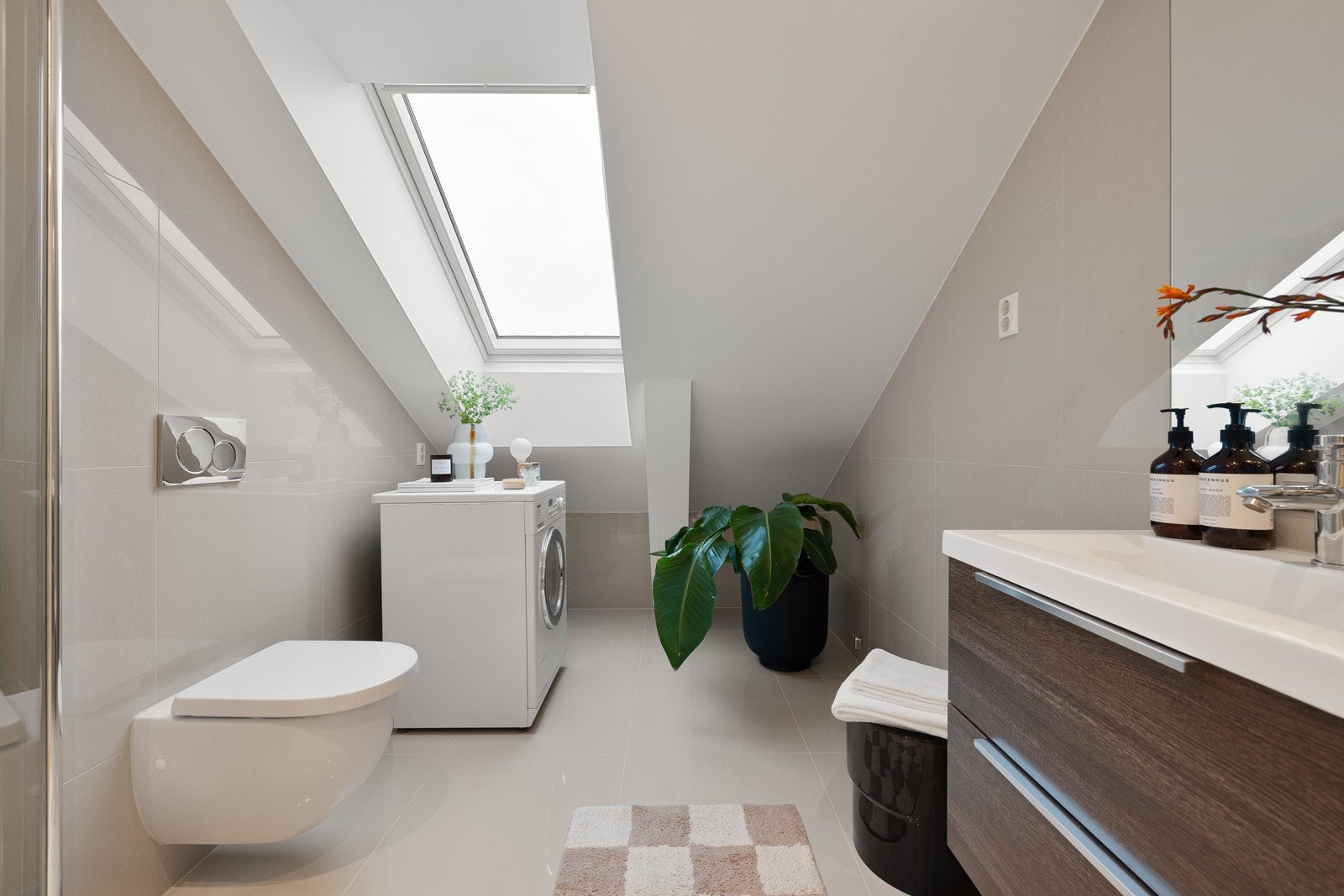 Romslig bad med herlig naturlig lysinnslipp via takvindu. Galleribilde