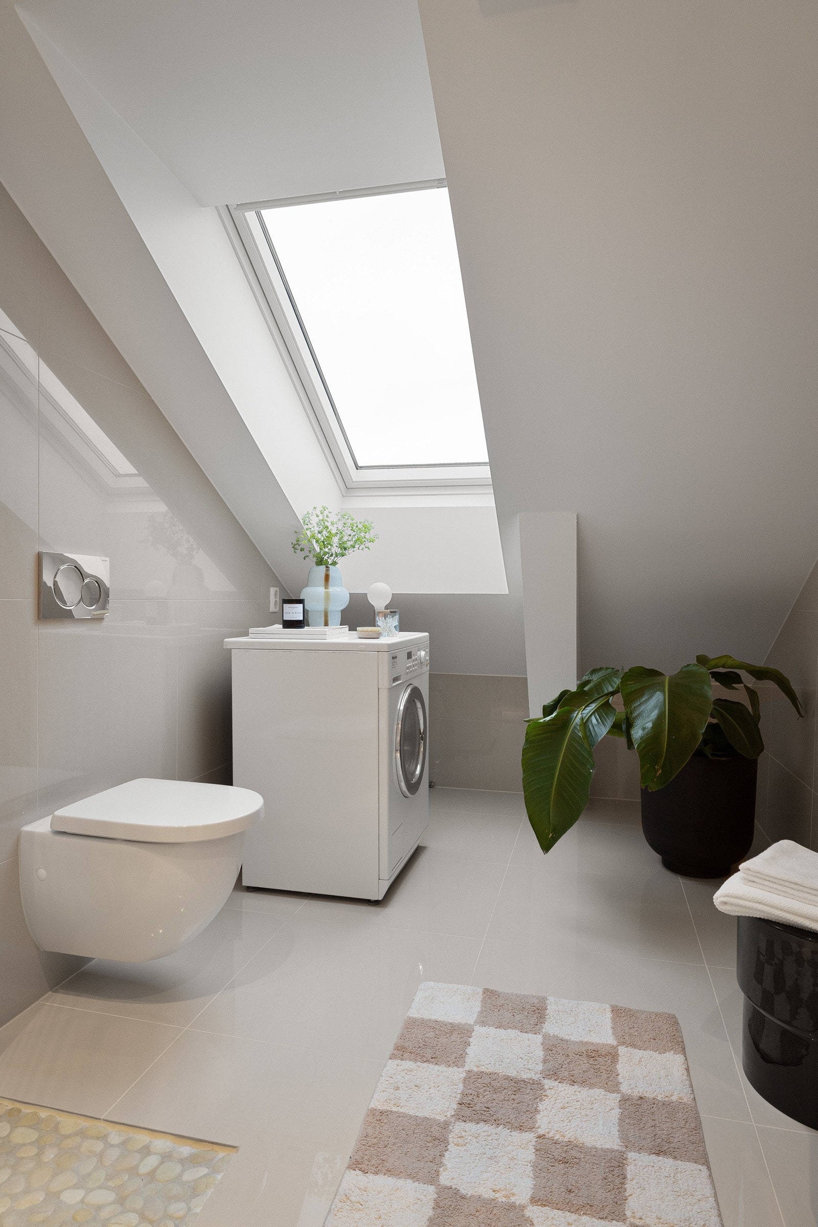 Badet har plass og opplegg til vaskemaskin. I tillegg har du nok gulvareal til at du kan sette tørkestativet her, så slipper du å ha det stående fremme i stua. Galleribilde
