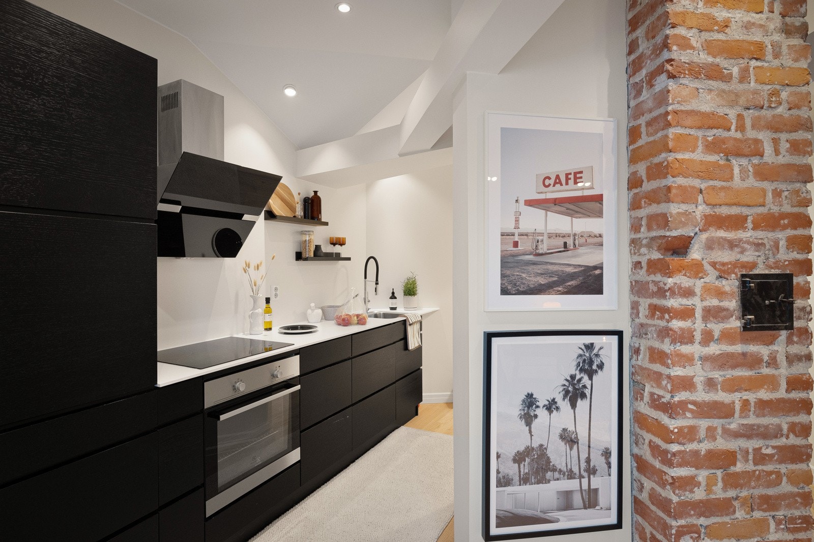 Kjøkkenet har stilsikker innredning fra Kvik, med slette fronter. Galleribilde