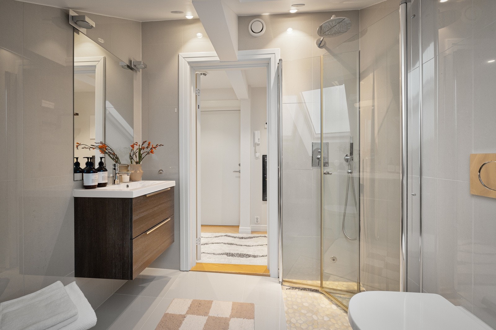 Oppbevaringsplass har du i doble skuffer under servanten. Galleribilde