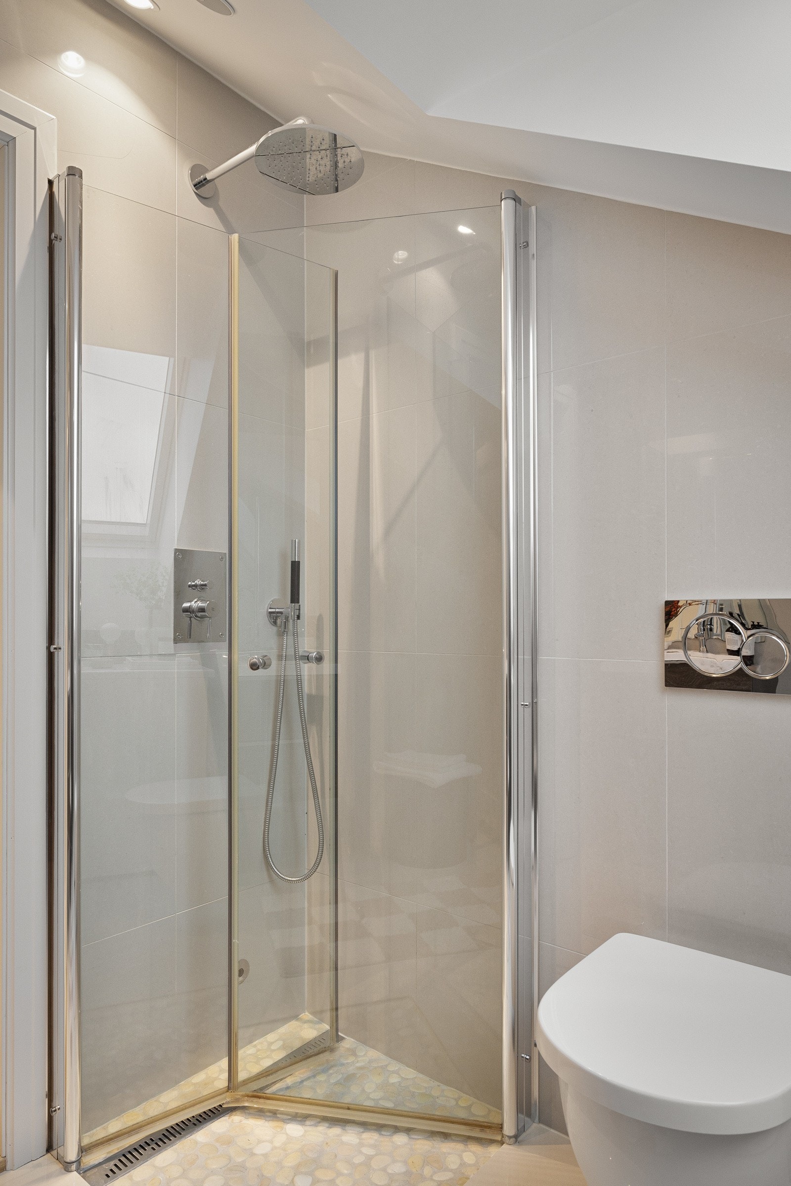 Dusjen har både regnfallsdusj og håndholdt armatur. Galleribilde